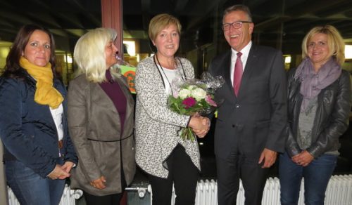 Marion Neumann (Dritte von links) stellte das Angebot der Beratungsstelle vor. Mit Blumen und einem herzlichen Händedruck dankten Kinderkrippenleiterin Maria Üblacker, Kindergartenleiterin Silvia Markowski, Bürgermeister Franz Stahl und Elternbeiratsvorsitzende Melanie Gmeiner (von links) der Sozialpädagogin. Bild: ubb 