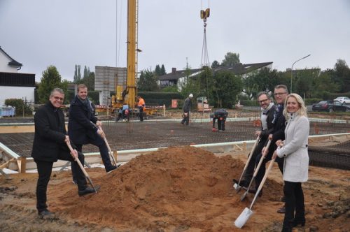 An der Mitterteicher Straße entsteht eine neue Einrichtung für intensiv pflegebedürftige Menschen. Betrieben wird die Einrichtung vom "Lebenswert-Team". Den Bau führt die Firma Prösl aus Eschenbach aus. Im Bild (von links): Lebenswert-Geschäftsführer Wolfgang Karbstein, Investor Christian Schmidt, Planer Stephan Prösl, Bürgermeister Franz Stahl und Investorin Evelyn Schmidt. Bild: ws 