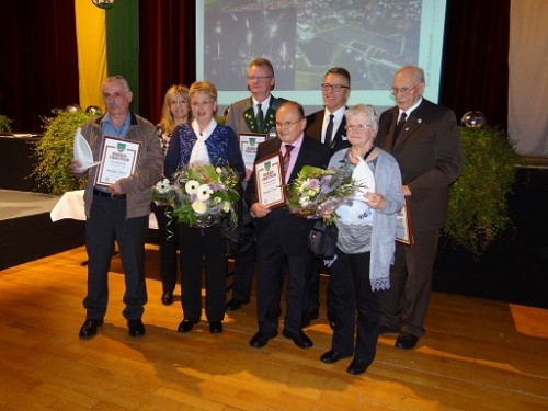 Vier Einwohner erhielten beim Neujahrsempfang für ihr ehrenamtliches Engagement den begehrten Turso. Unser Bild zeigt die Geehrten Hans Rath (links), Robert Meißner (Vierter von links), Elisabeth Ruf (Zweite von rechts) und Alois Lippert (rechts) mit ihren Ehepartnern sowie Bürgermeister Franz Stahl (Dritter von rechts).