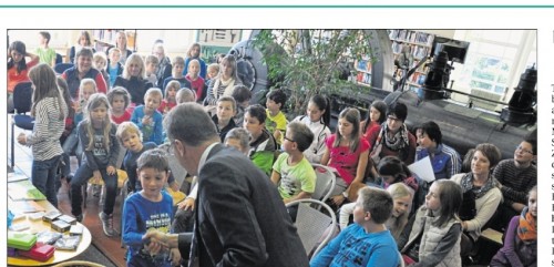 Fast 100 Kinder nutzten das Angebot des Sommer-Leseclubs der Stadtbücherei. An die fleißigen Leser verteilte Bürgermeister Franz Stahl zum Abschluss Urkunden und Sachpreise. Bild: axs