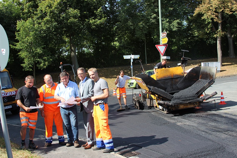 Bei Temperaturen wie im Backofen sind die Mitarbeiter der Firma Markgraf derzeit mit Straßenreparaturen im Stadtgebiet beschäftigt. Fast 30 Grad von oben und gute 160 Grad von unten heißt es da wegstecken. Mit Michael Dörfler (rechts) und Anton Beer (Zweiter von links) überzeugte sich Bürgermeister Franz Stahl (Zweiter von rechts) vom Fortgang der Arbeiten. Bauleiter Stefan Kreuzer (Mitte) und sein Kollege Thomas Hecht (links) erklärten den geplanten Ablauf.