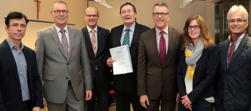 Über die Zertifizierung freuen sich (von links) Dr. Torsten Friese, Dr. Norbert Fischer, Vorstand Josef Götz, Professor Rudolf Ascherl, Bürgermeister Franz Stahl, Michaela Helm, Stationsleitung Chirurgie, und OP-Leiter Wolfgang Wach. Bild: Grüner